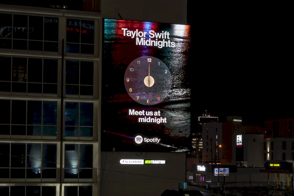 Chiến dịch quảng cáo ngoài trời quảng bá album “Midnights” của Taylor Swift