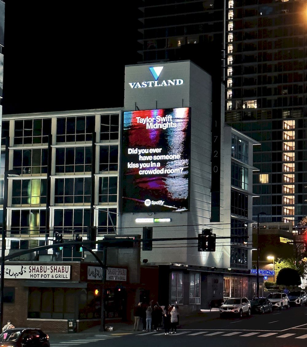 Chiến dịch quảng cáo ngoài trời quảng bá album “Midnights” của Taylor Swift