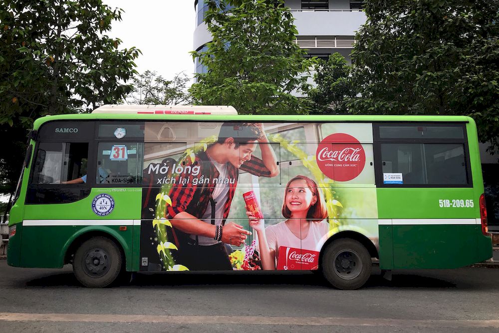 Creative Bus Advertising: Quảng cáo xe bus sáng tạo của Coca-Cola