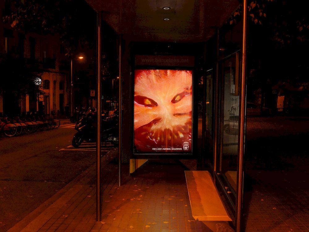 Creative OOH: Quảng cáo nhà chờ xe bus “dọa” người đi đường của tương cà chua Heinz