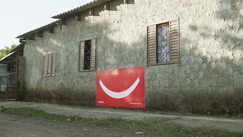 Chiến dịch OOH “Smiles Everywhere” của Colagte vẽ nụ cười trên khắp các ngôi nhà ở Brazil