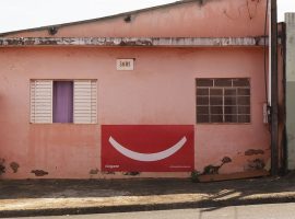 Chiến dịch OOH “Smiles Everywhere” của Colagte vẽ nụ cười trên khắp các ngôi nhà ở Brazil