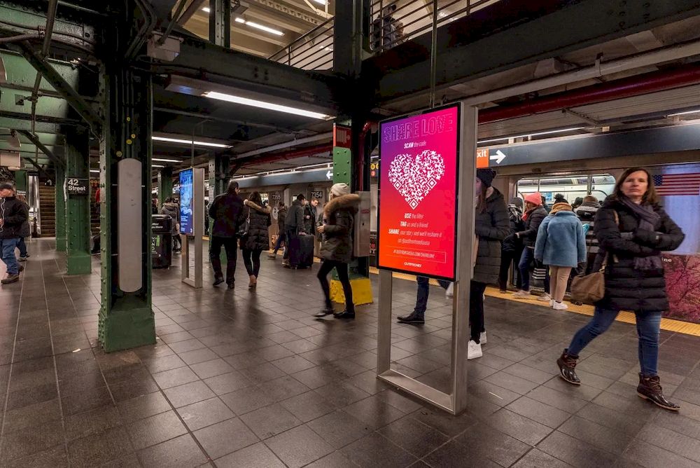 OOH Valentine chiến dịch quảng cáo ngoài trời Share Love của Outfront