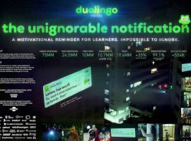 Chiến dịch OOH “The Unignorable Notification” của Duolingo chiếu thông báo khổng lồ nhắc nhở người dùng chăm chỉ học ngoại ngữ