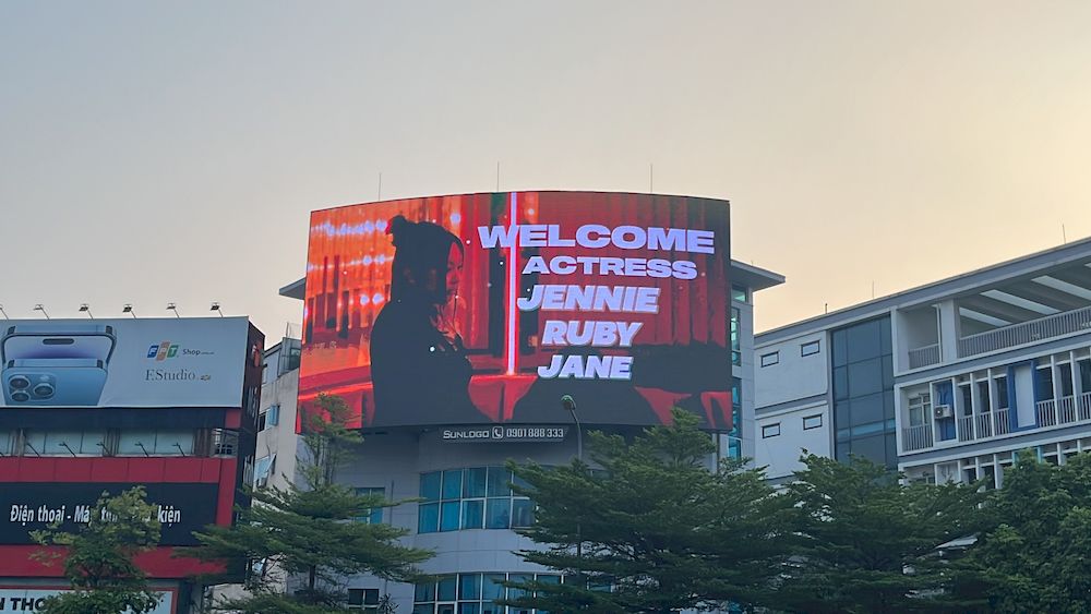 Project quảng cáo LED chúc mừng Jennie ra mắt với vai trò diễn viên trong bộ phim "The Idol"