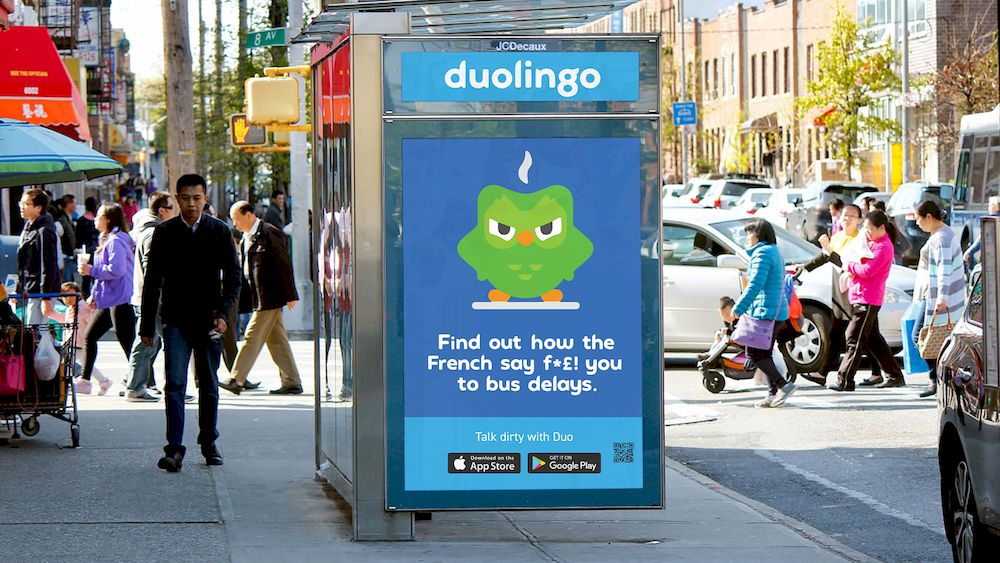 Chiến dịch OOH “The Unignorable Notification” của Duolingo chiếu thông báo khổng lồ nhắc nhở người dùng chăm chỉ học ngoại ngữ