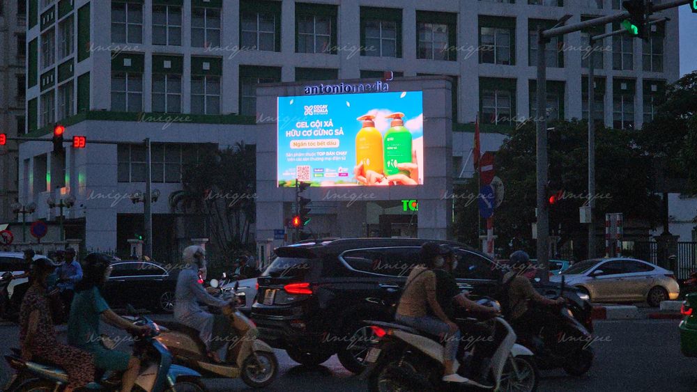 Mỹ phẩm Cỏ Cây Hoa Lá quảng cáo LED Trần Duy Hưng và LCD Aeon Mall Long Biên