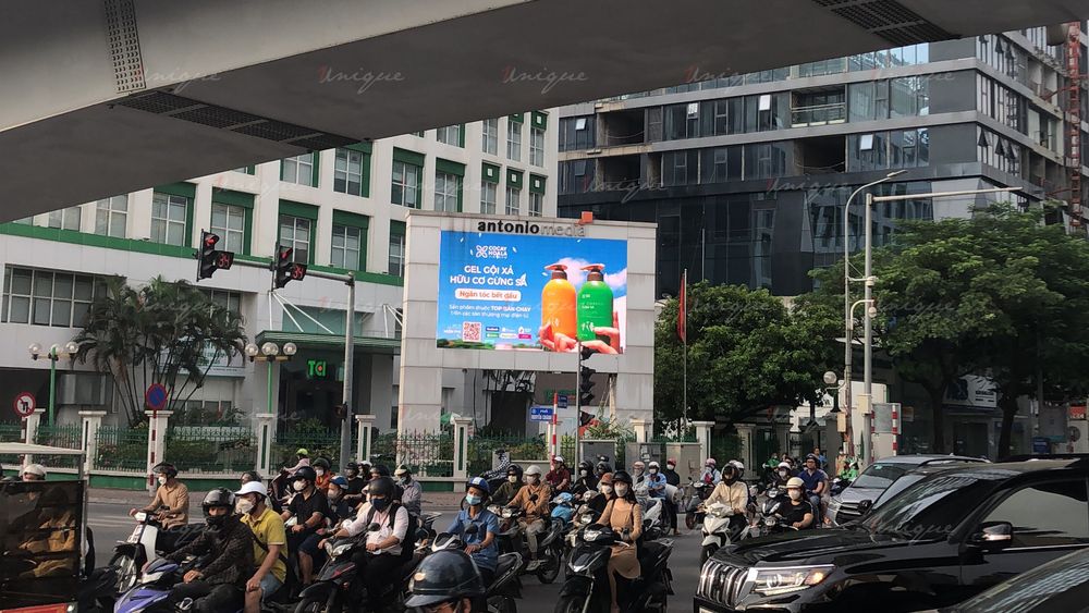 Mỹ phẩm Cỏ Cây Hoa Lá quảng cáo LED Trần Duy Hưng và LCD Aeon Mall Long Biên