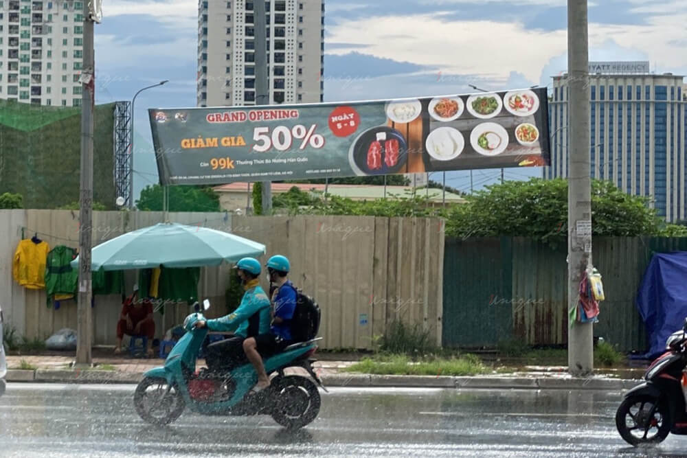 Nhà hàng Hàn Quốc Buchae Dosa treo banner quảng cáo tại Hà Nội