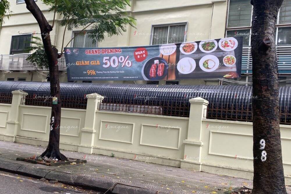 Nhà hàng Hàn Quốc Buchae Dosa treo banner quảng cáo tại Hà Nội