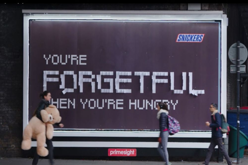 Snickers biến Billboard th&agrave;nh &ldquo;trạm cứu nguy&rdquo; Valentine cho những người đ&atilde;ng tr&iacute;